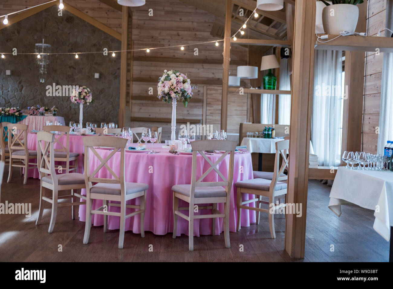 Hochzeitsdekor beim Bankett. Hochzeitsrestaurant mit Blumen dekoriert. Luxuriöse Tischdekoration für Hochzeiten. Spezielle Ereignistabelle eingerichtet. Blumendekor Stockfoto