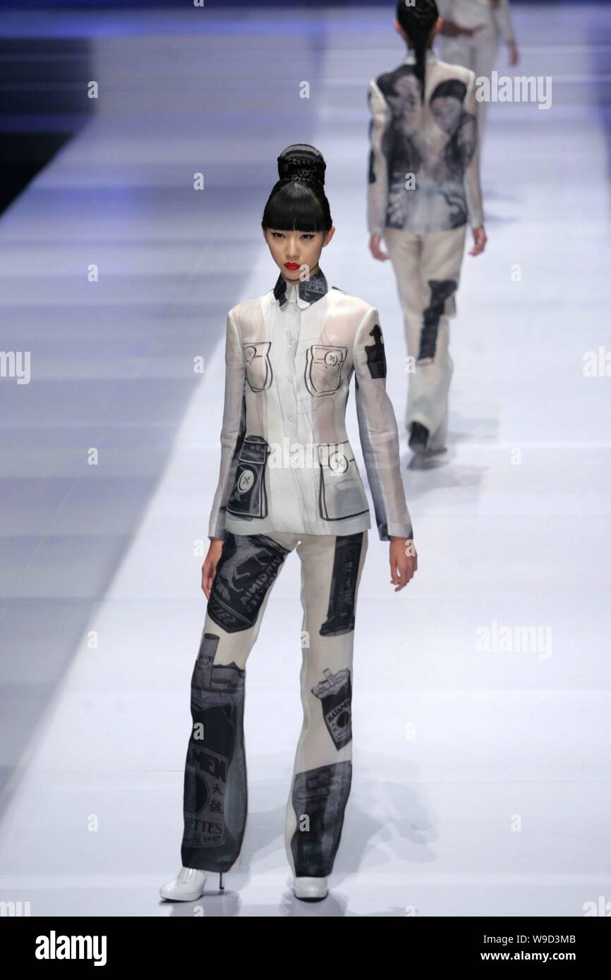 Eine chinesische Modell präsentiert auf der Chinesischen Tunika Klage (Zhongshan Anzug) Konzept Sammlung zeigen während der China Fashion Week 2009 in Peking, China, Nove Stockfoto