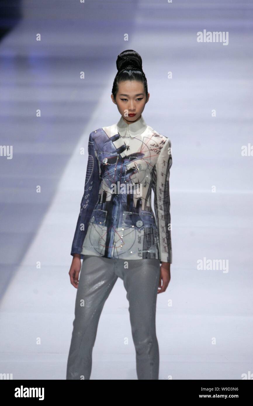 Eine chinesische Modell Paraden an der Chinesischen Tunika Klage (Zhongshan Anzug) Konzept Sammlung zeigen während der China Fashion Week 2009 in Peking, China, Novem Stockfoto