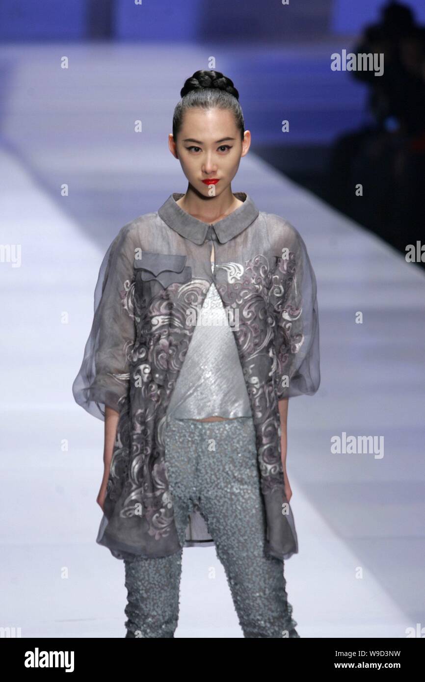 Eine chinesische Modell Paraden an der Chinesischen Tunika Klage (Zhongshan Anzug) Konzept Sammlung zeigen während der China Fashion Week 2009 in Peking, China, Novem Stockfoto