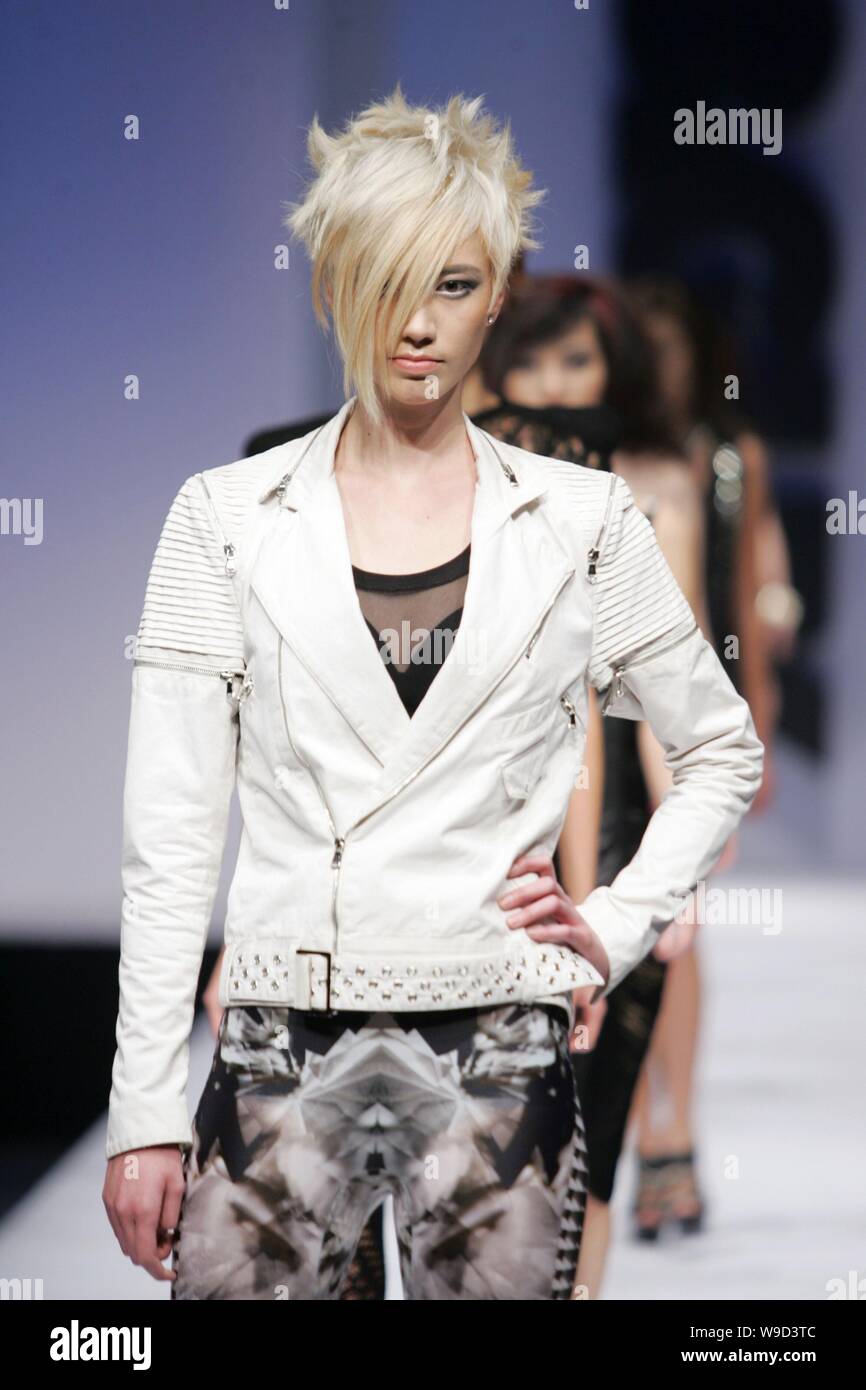 Chinesische Modelle zeigen neue Frisuren bei Toni & Guy Trends 2010 Version  während der China Fashion Week 2009 in Peking, China, 9. November 2009  Stockfotografie - Alamy