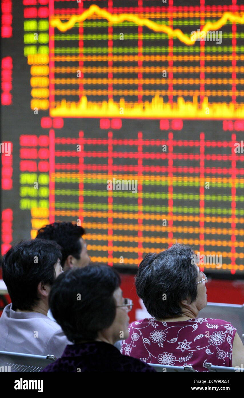 Chinesische Investoren schauen Sie sich die Kurse an einer Börse brokerage House in Fuyang City, East China Provinz Anhui, 29. September 2009. Investoren geöffnet 35 Stockfoto