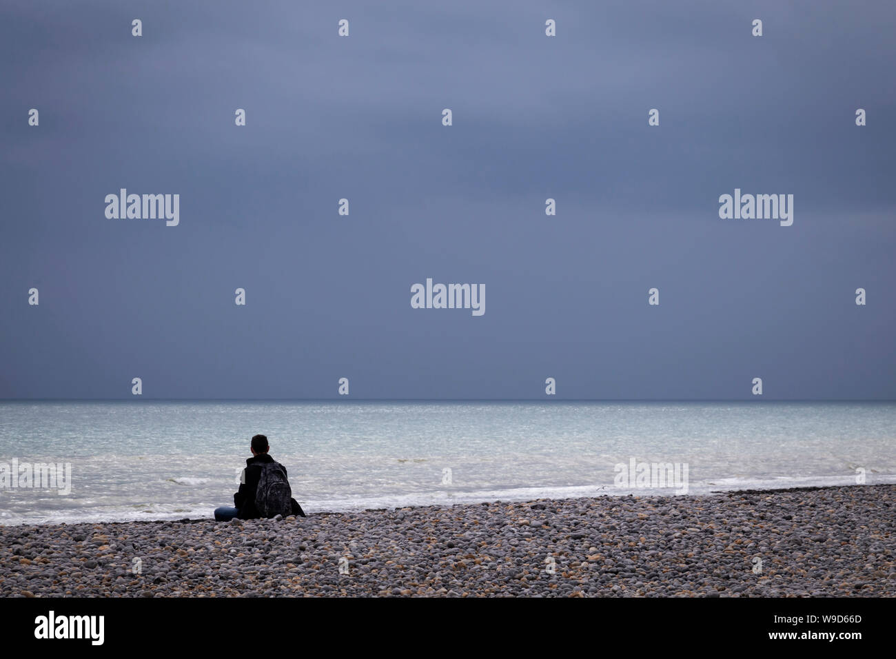 Mann, der in der Kontemplation am Strand Stockfoto