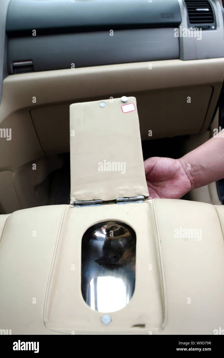 Chinesischer Autobesitzer Chang Lianying zeigt eine Toilette in einen Platz  in seinem Auto während einer Auto Show in Peking, China, 15. Mai 2009.  Chang Lianying, ein Auto Eigentümer Stockfotografie - Alamy