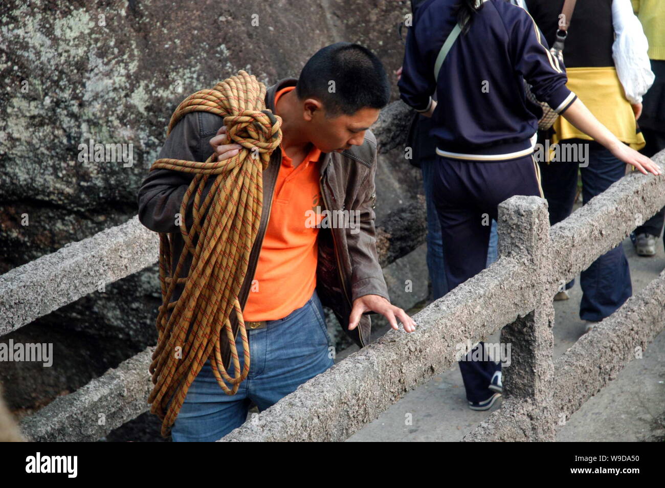 Eine saubere Durchführung ein Bündel Seile kontrolliert den Berghang im Wuyi Bergen (Mount Wuyi) scenic Spot in Fuzhou city, südost China Fujia Stockfoto