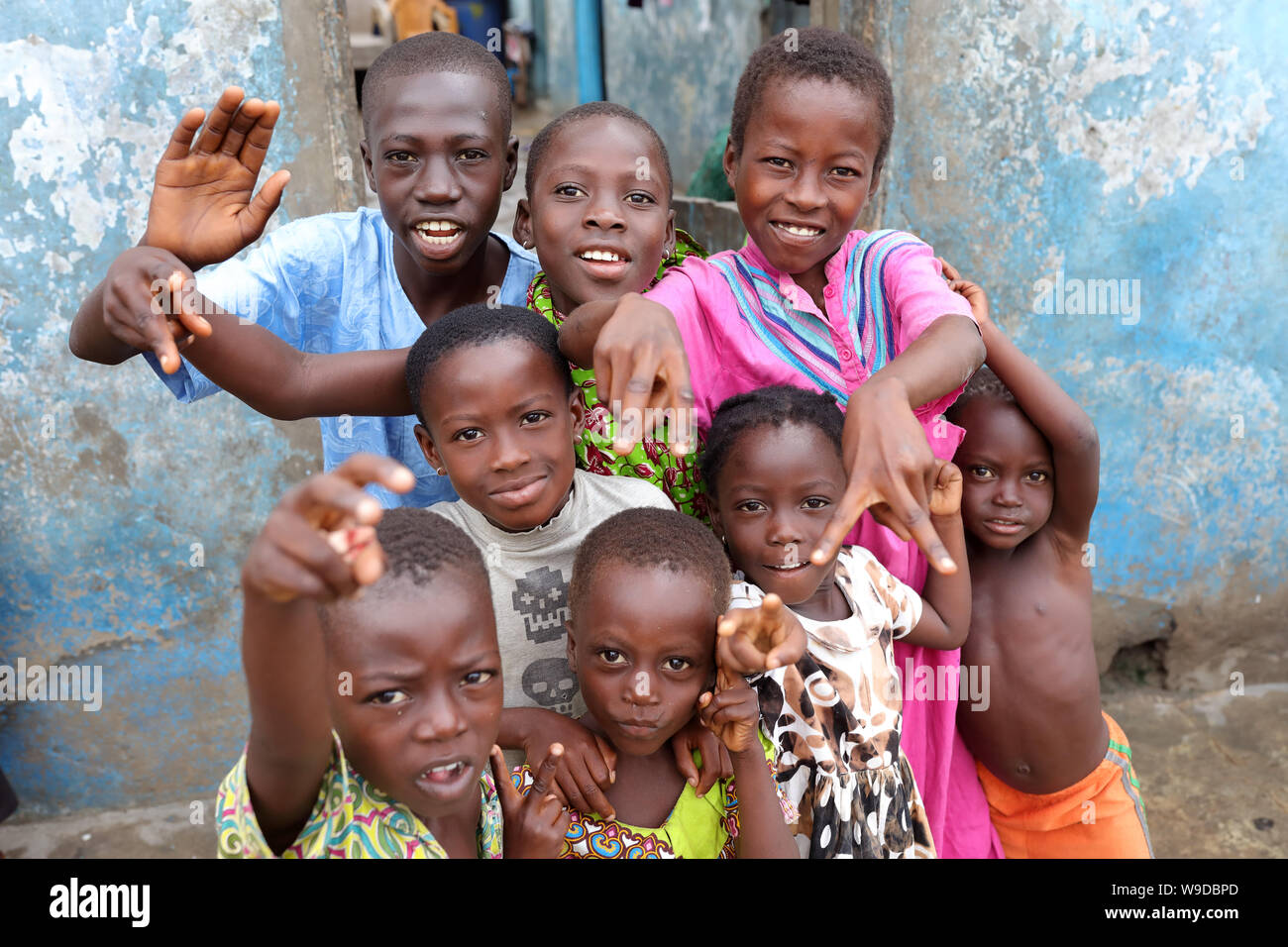 Junge glückliche Kinder in den Straßen von Accra, Ghana Stockfoto