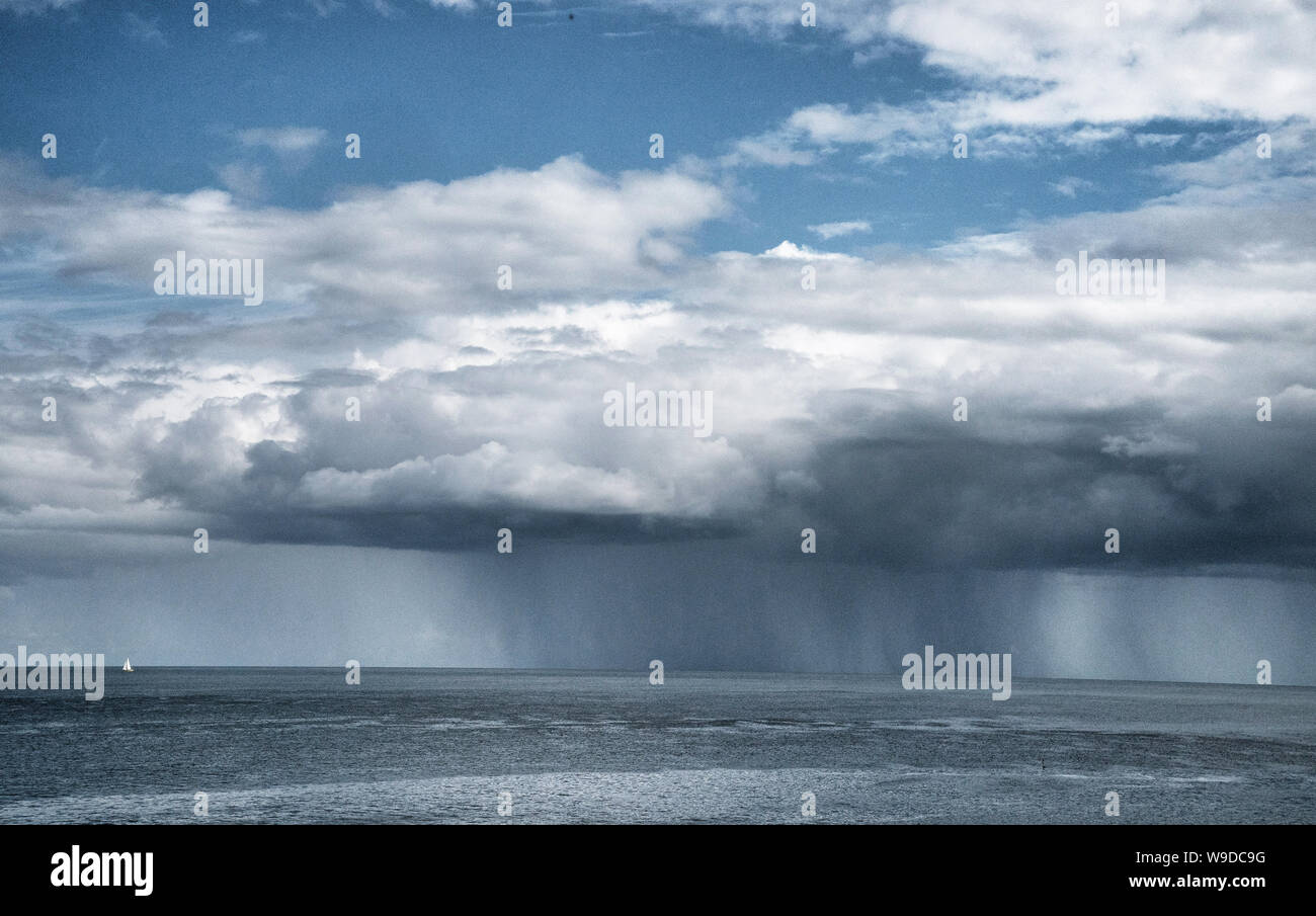 Eine Segelyacht mit einem Sturm hinter sich in der Nordsee vor der Küste nest Craster in Northumberland. Stockfoto