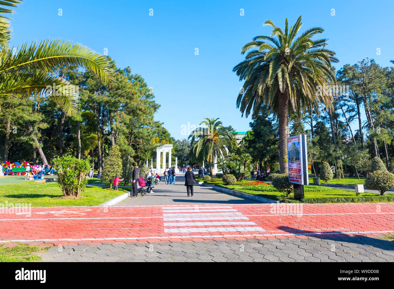 Batumi, Georgien - 30. April 2017: die Menschen gehen in den Park mit Palmen in der Nähe von Promenade Boulevard der georgischen Sommer Resort Stockfoto