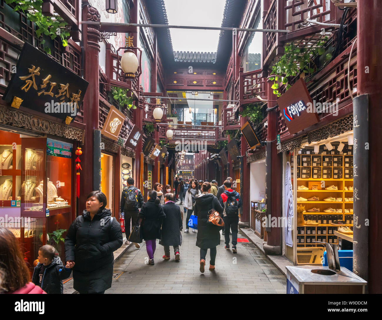 Geschäfte in der yuyuan Bazaar, Altstadt, Shanghai, China Stockfoto