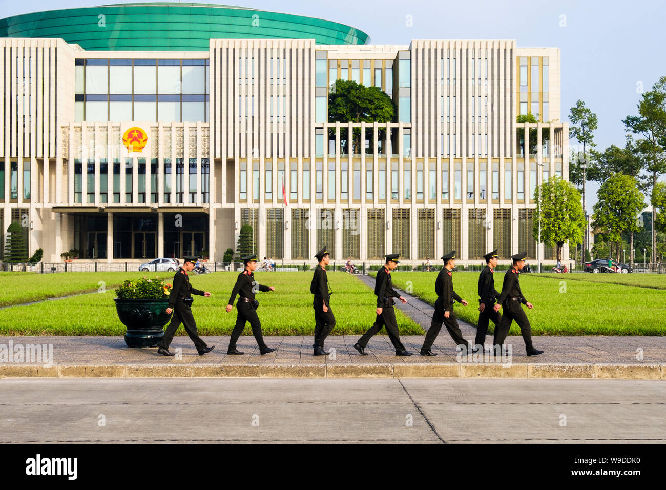 Junge vietnamesische Soldaten in Uniform marschieren hinter der Nationalversammlung Haus Parlamentsgebäude. Hanoi, Vietnam, Asien Stockfoto