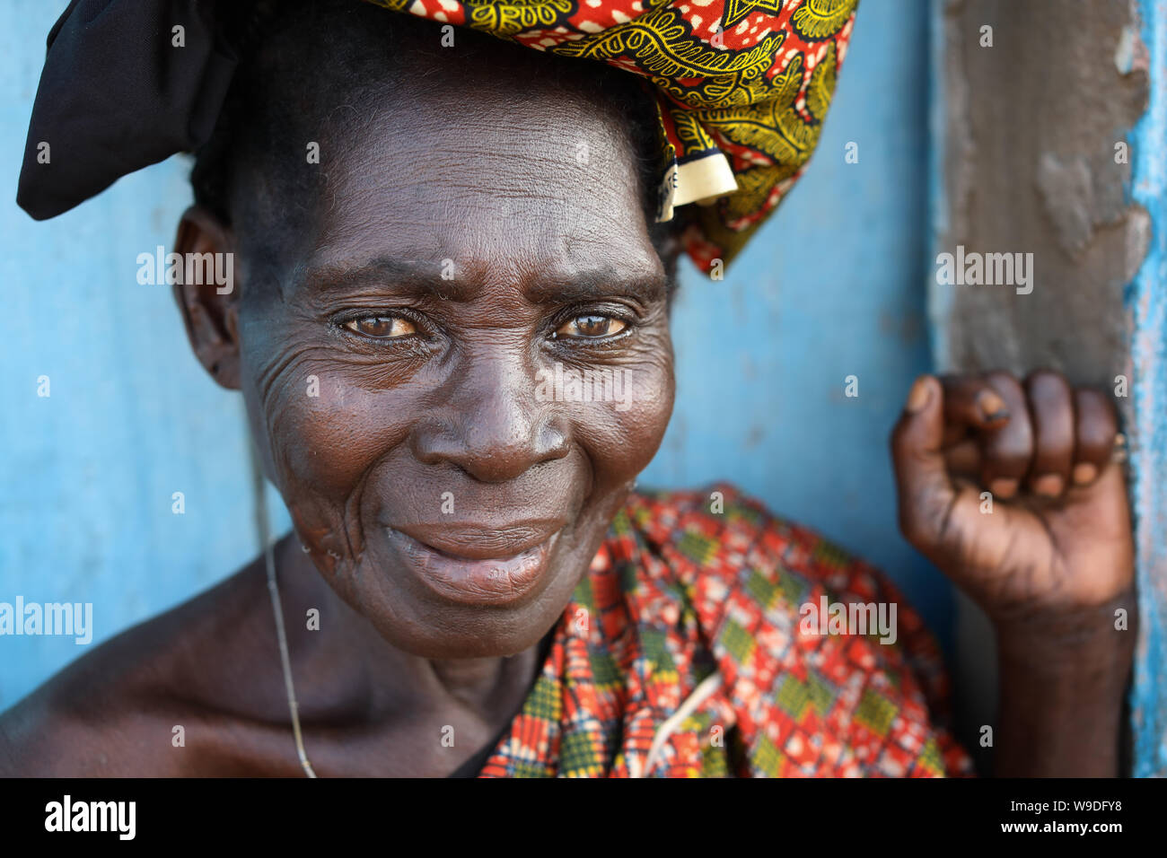 Markt Frau mit traditionellen Kleid in Accra, Ghana Stockfoto