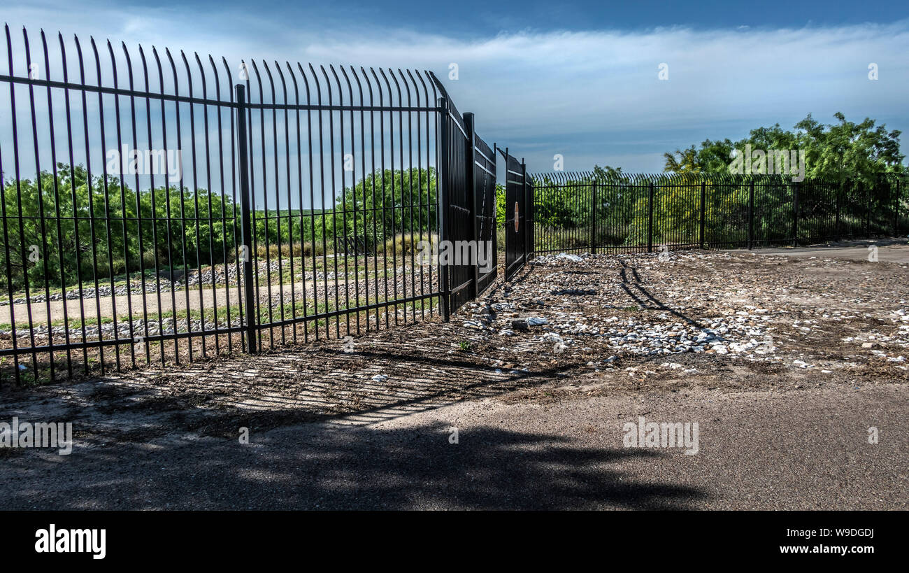 Ein Teil der Grenzzaun entlang der Kante des Campus Laredo's Community College in Laredo, Texas Stockfoto