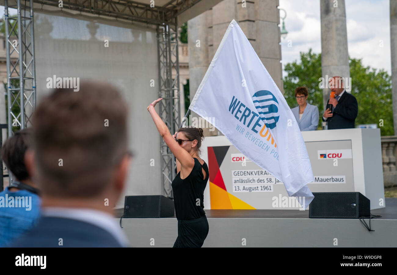 Potsdam, Deutschland. 13 Aug, 2019. Ein Verfechter der Werte der Union, ein konservativer Kreis von Mitgliedern der Union Parteien, Stände mit einer Flagge in einer Gedenkveranstaltung und Verlegung von einem Kranz an der Glienicker Brücke der Bau der Berliner Mauer vor 58 Jahren zu gedenken. Quelle: Michael Kappeler/dpa/Alamy leben Nachrichten Stockfoto