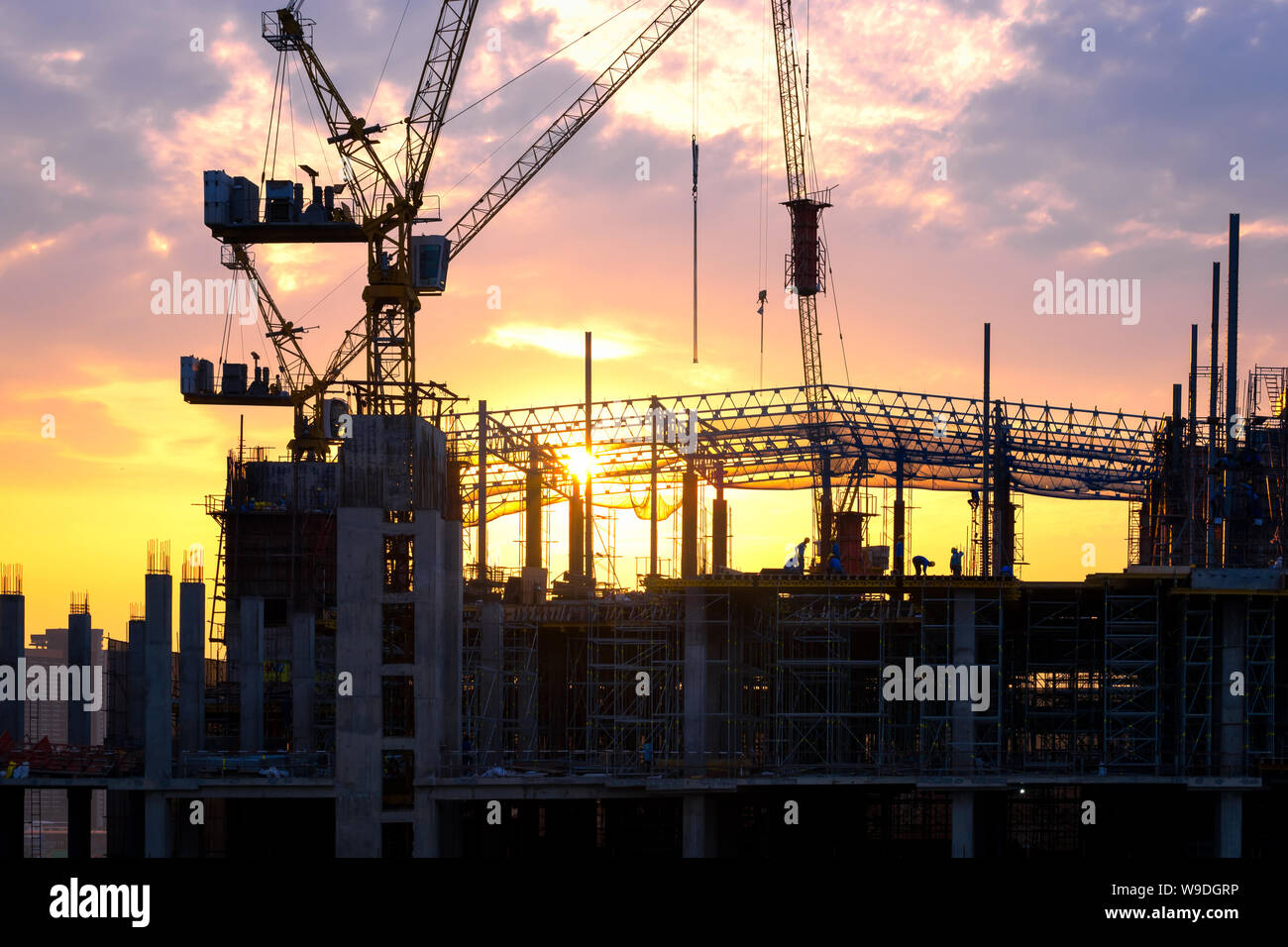 Baustelle beschäftigt sind in Anfang von Gebäude neue komplexe Infrastruktur Projekt. Stockfoto
