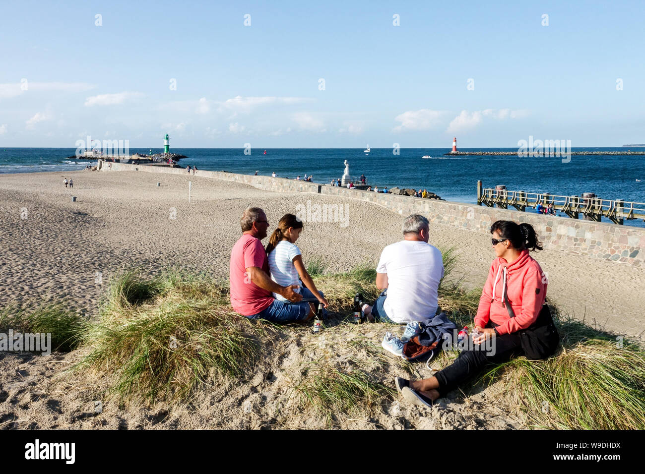 Familie Strandmenschen genießen einen sonnigen Tag im Sand Dünen mit Blick auf den Strand in Warnemunde Dünen Deutschland Stockfoto