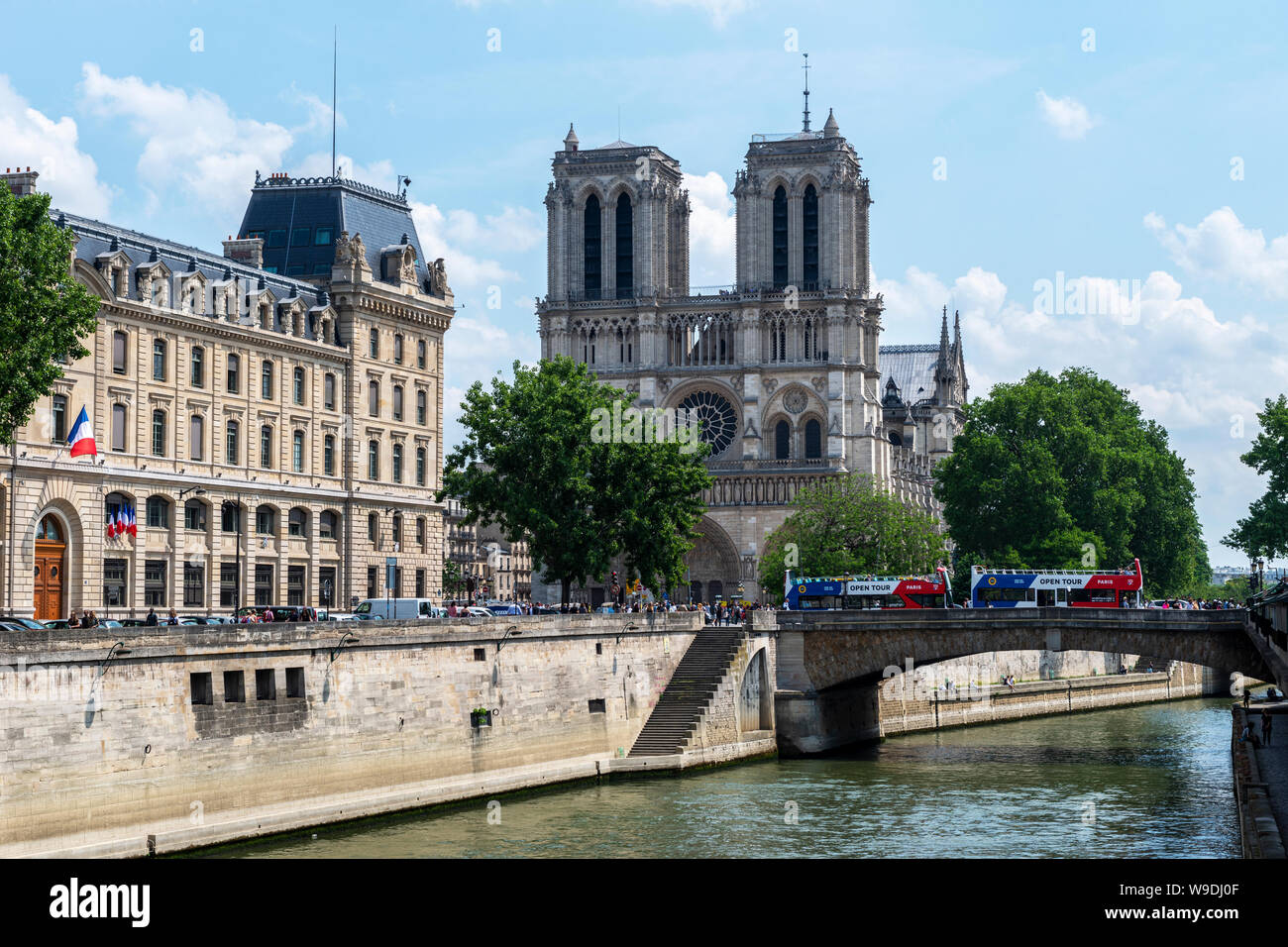 Préfecture de Police, Kathedrale Notre-Dame und Petit Pont Kardinal lustiger von der anderen Seite der seine, Ile de la Cité, Paris, Frankreich aus gesehen Stockfoto