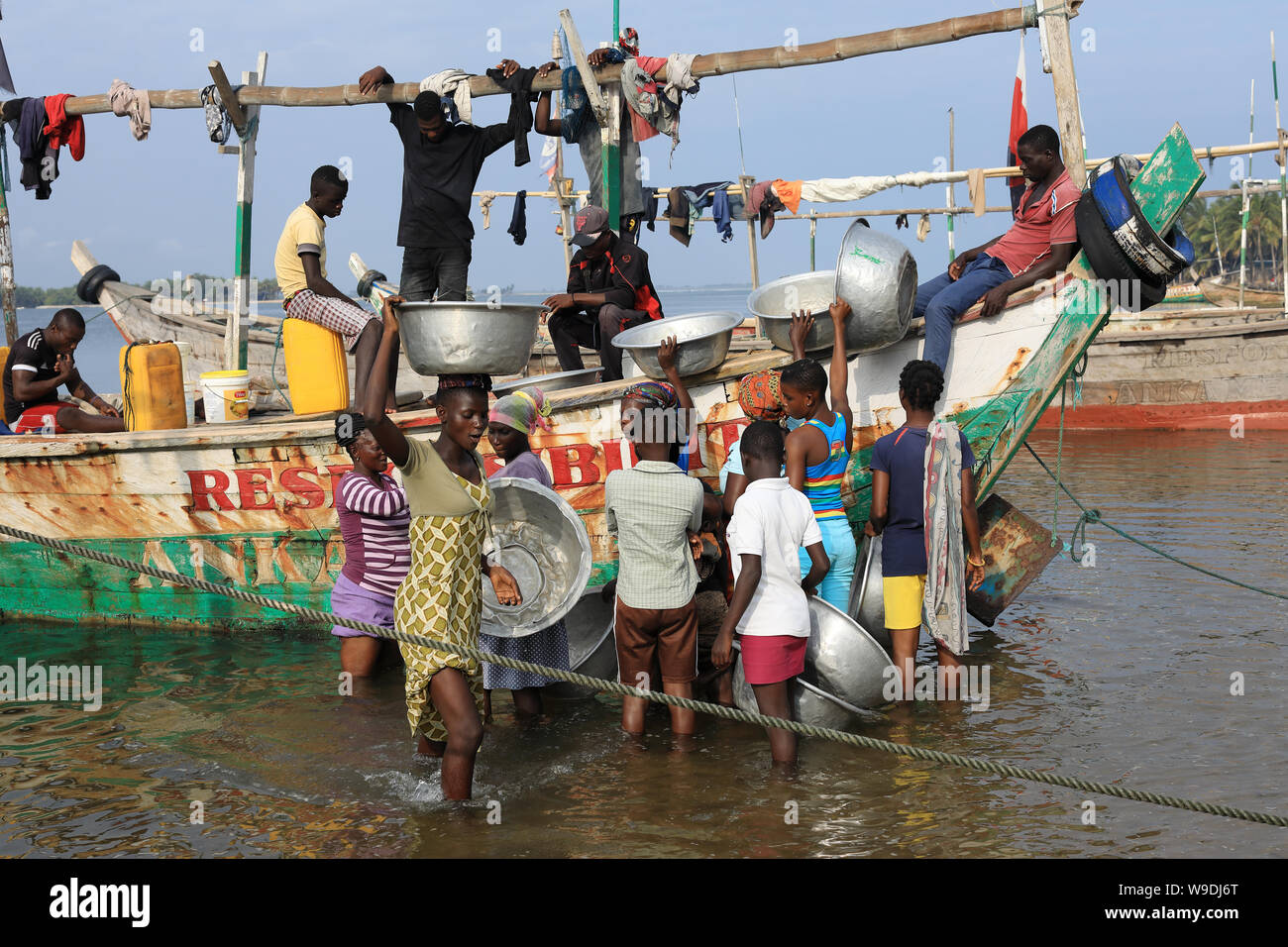 Frauen kaufen Fisch in Ada Foah, Ghana. Die illegale Fischerei durch ausländische Schiffe bedroht die traditionellen Fischerdörfer in Ghana. Stockfoto