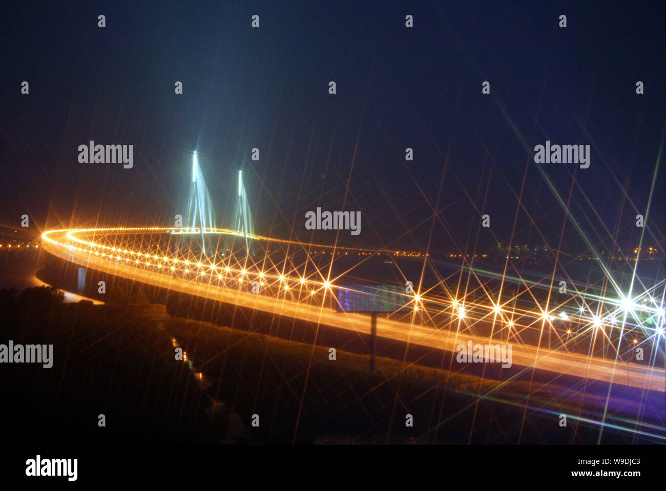 ------ Nacht der Sutong Brücke überspannt den Fluss Yangtze (Yangtse Fluss oder Changjiang) im Osten der Provinz Jiangsu, China 27. April 2008. Sutong Stockfoto