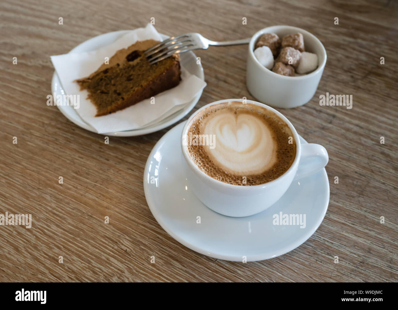 Cappuccino und Kuchen an Rick Stein's Sandbänke Restaurant Stockfoto