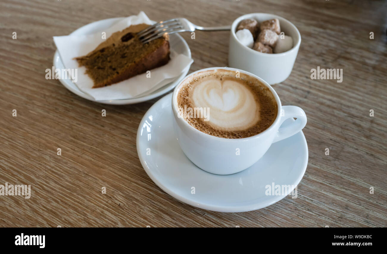 Cappuccino und Kuchen an Rick Stein's Sandbänke Restaurant Stockfoto
