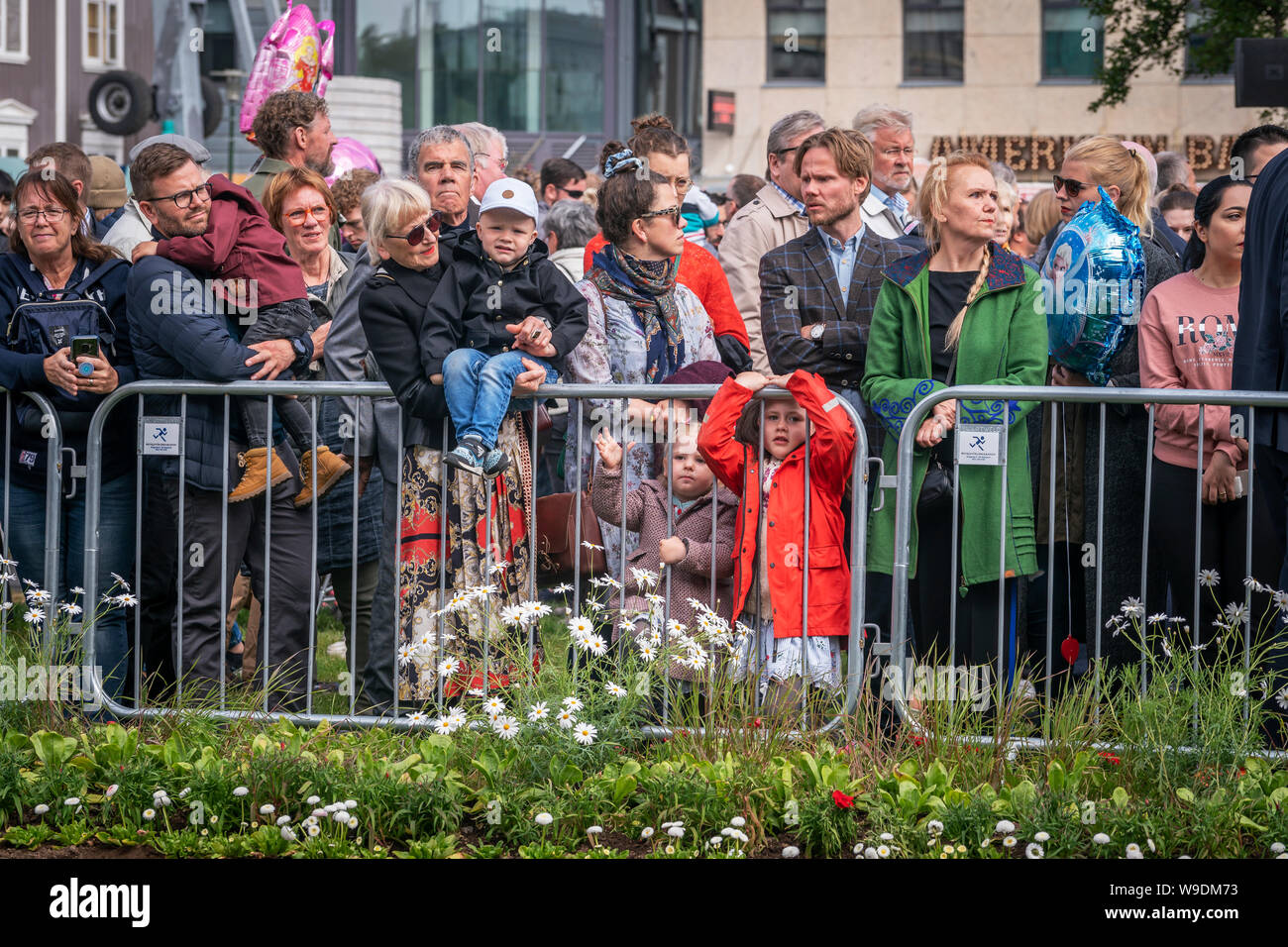 Menschenmassen beobachten die Parade während der Tag der Unabhängigkeit, Juni 17, Reykjavik, Island Stockfoto