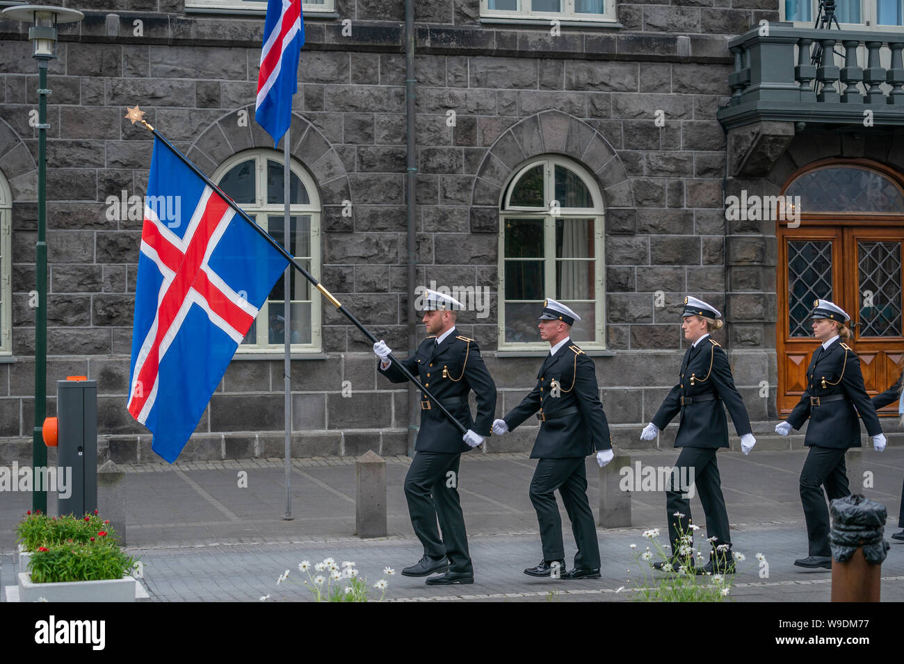 Die isländische Polizei gekleidet in formalen Uniformen, während Islands Unabhängigkeitstag, Reykjavik, Island Stockfoto