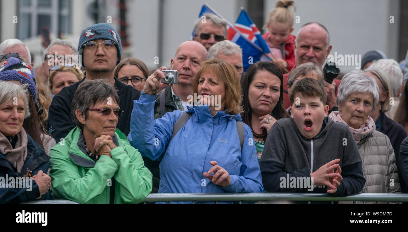Menschenmassen beobachten die Parade während der Tag der Unabhängigkeit, Juni 17, Reykjavik, Island Stockfoto