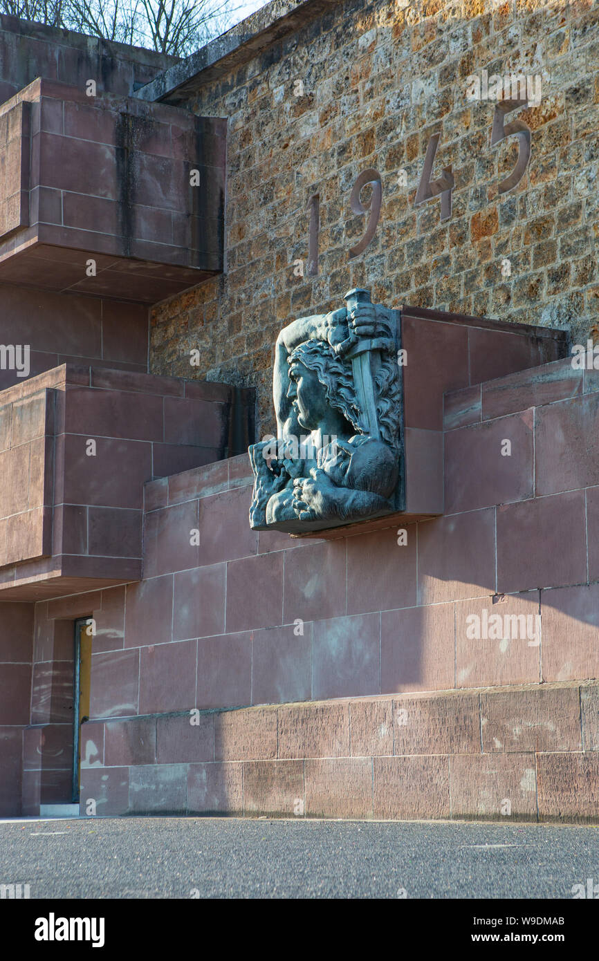 Aktion. Eine von 16 Bronze Skulpturen im Mémorial de la France combattante, Festung Mont-Valérien, Neuilly Sur Seine, Paris. Stockfoto