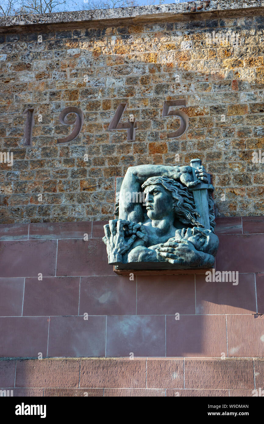 Aktion. Eine von 16 Bronze Skulpturen im Mémorial de la France combattante, Festung Mont-Valérien, Neuilly Sur Seine, Paris. Stockfoto