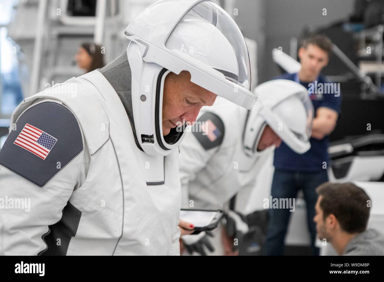 NASA-Astronaut Doug Hurley trägt den SpaceX starten Anzug während einer Suit  Up Training übung für die kommerzielle Crew Start im Kennedy Space Center  Juli 31, 2019 in Cape Canaveral, Florida Stockfotografie - Alamy