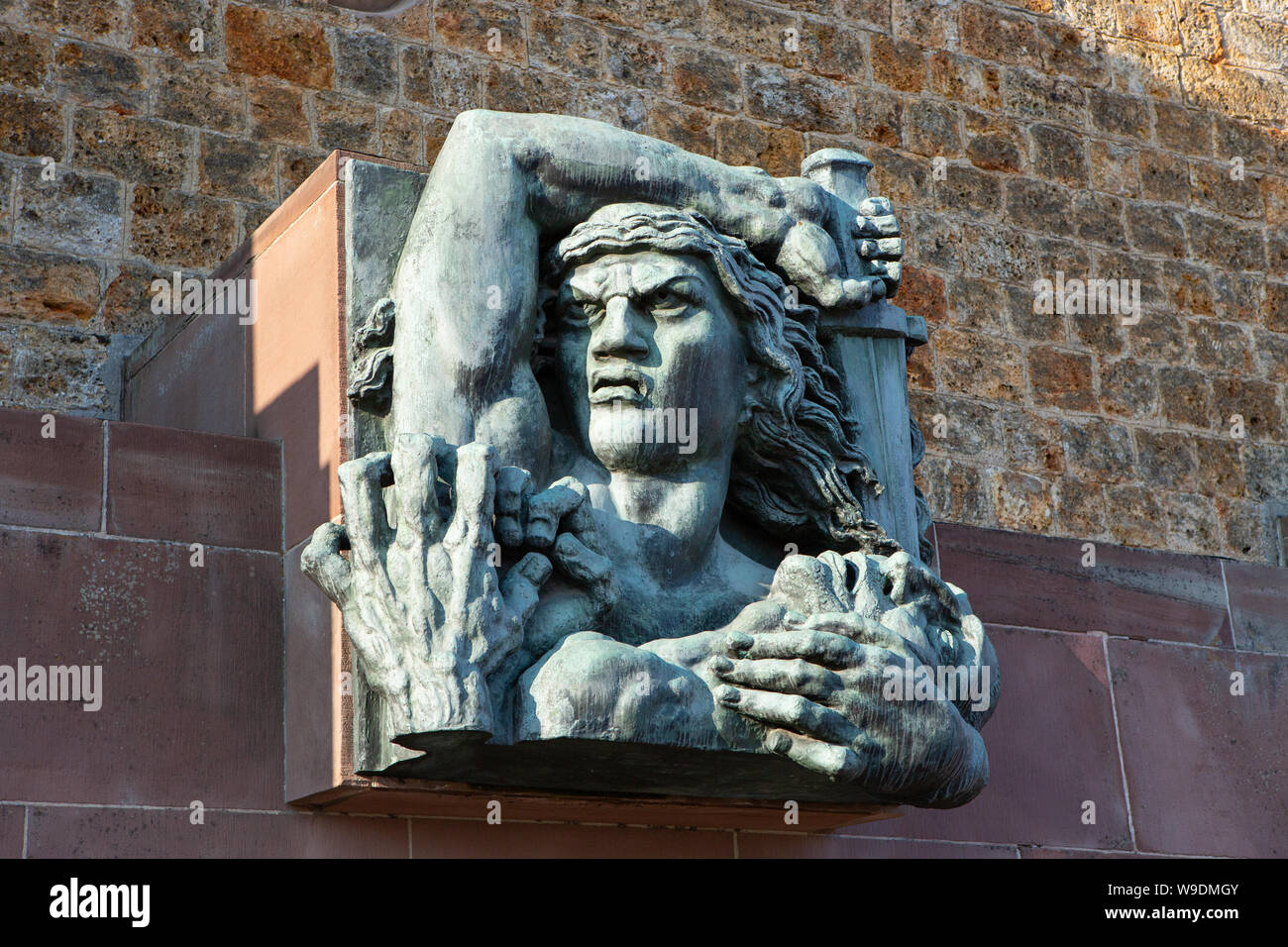 Aktion. Eine von 16 Bronze Skulpturen im Mémorial de la France combattante, Festung Mont-Valérien, Neuilly Sur Seine, Paris. Stockfoto