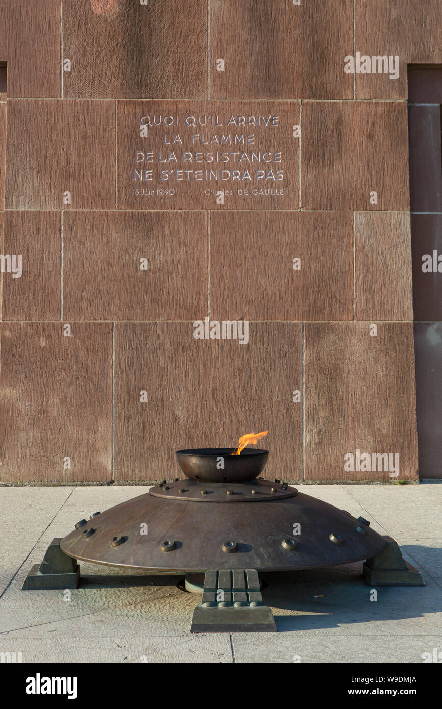 la Flamme de la Résistance vor der Krypta, Place Abbé Franz Stock, Fort Mont-Valérien, Suresnes, Paris. Stockfoto