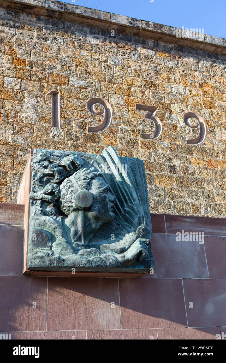 FAFL. Eine von 16 Bronze Skulpturen im Mémorial de la France combattante, Festung Mont-Valérien, Neuilly Sur Seine, Paris. Stockfoto