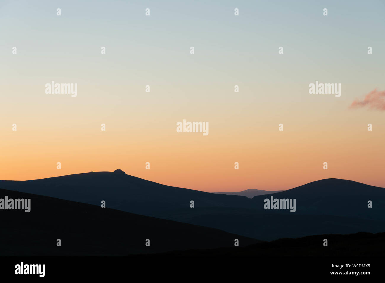 Mittsommer Sonnenuntergang hinter Clachnaben Rock ('Cloch - na'Bain) in Schottland Stockfoto