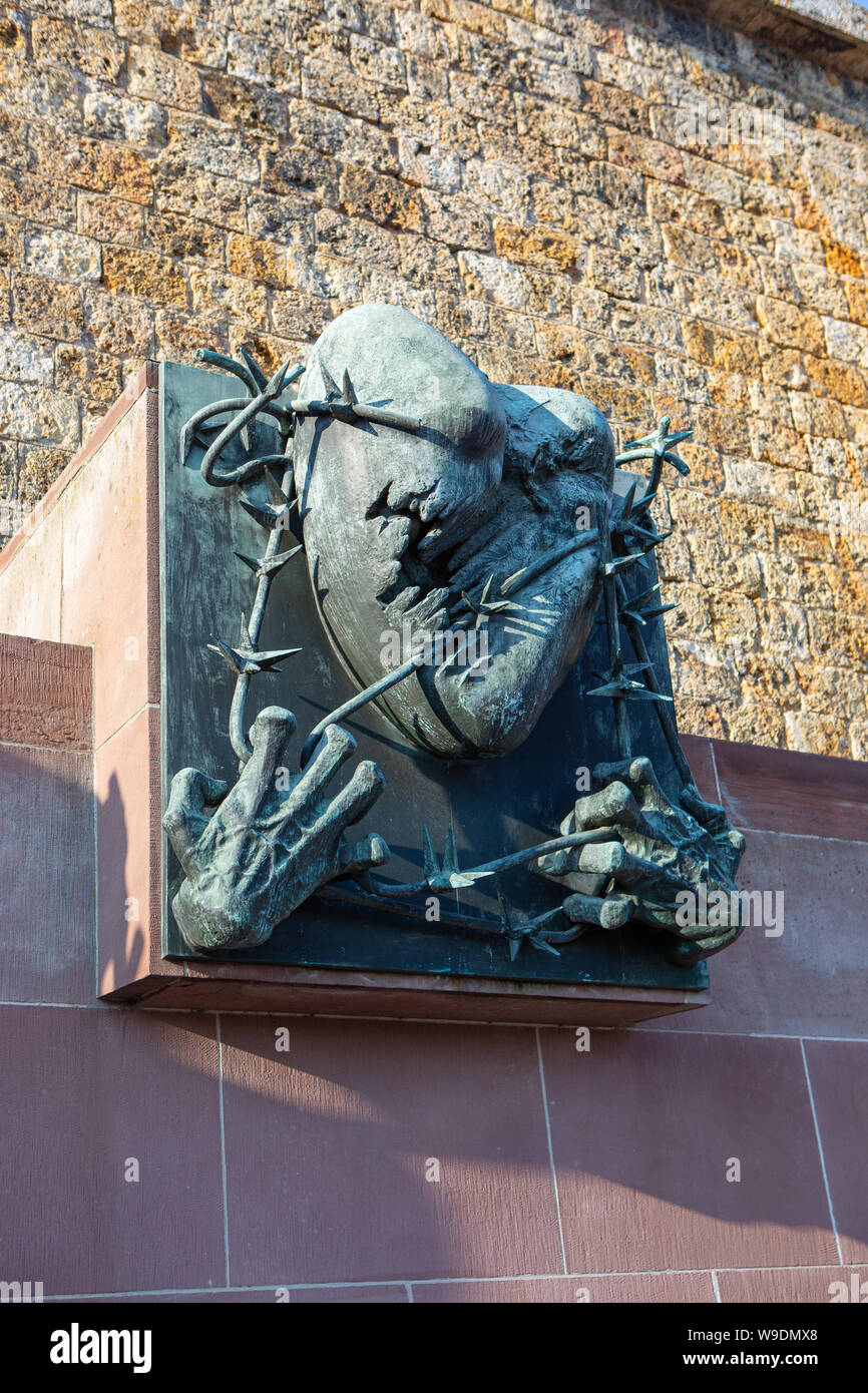 Die Abschiebung. Eine von 16 Bronze Skulpturen im Mémorial de la France combattante, Festung Mont-Valérien, Neuilly Sur Seine, Paris. Stockfoto
