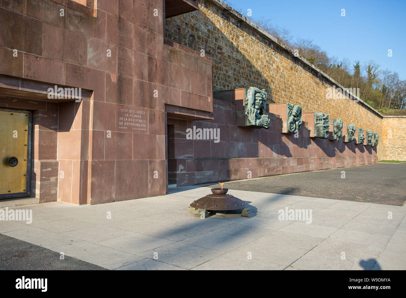 La Famme de la Résistance und einige der Bronze Skulpturen im Mémorial de la France combattante, Festung Mont-Valérien, Neuilly Sur Seine, Paris. Stockfoto