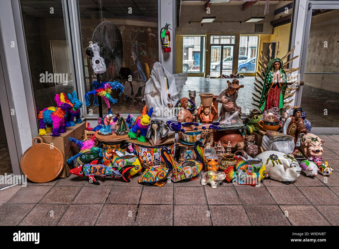 Im Inneren des majestätischen Mall, Brownsville, Texas, USA. Anbieter Verkauf mexikanischen Ware Stockfoto