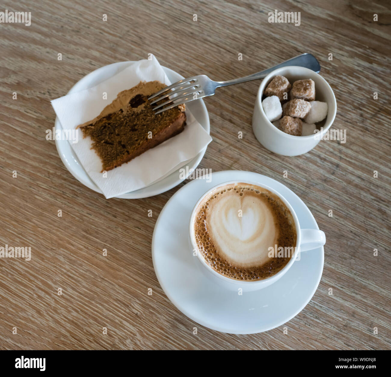Cappuccino und Kuchen an Rick Stein's Sandbänke Restaurant Stockfoto