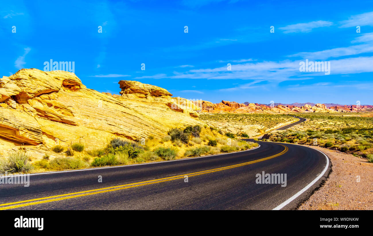 Sonnenaufgang über dem bunten Aztec Sandstein Felsformationen entlang der weißen Kuppeln Straße wie es schlängelt sich durch das Tal des Feuers State Park in Nevada, USA Stockfoto