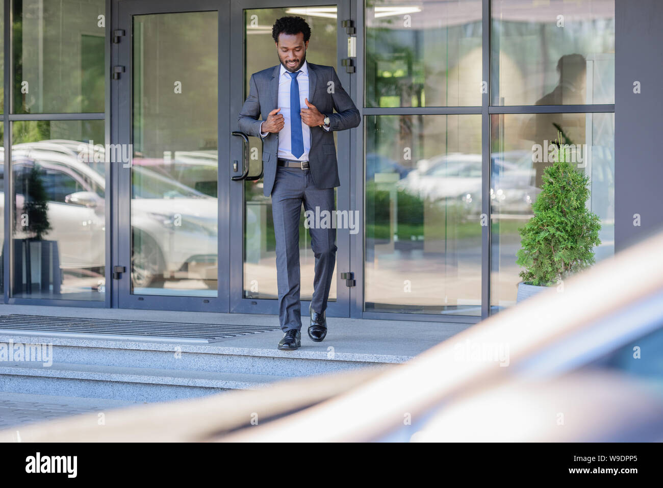 Selektiver Fokus der stattlichen afrikanische amerikanische Geschäftsmann Wandern auf Treppen Stockfoto