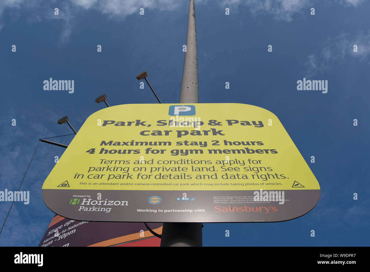 Parken Schild an einer Filiale der Supermarktkette Sainsbury's in Kingston, London, England Stockfoto