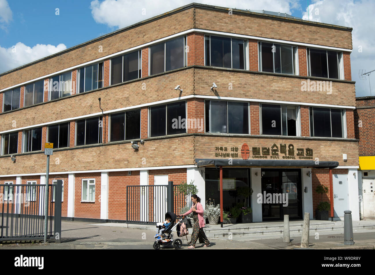 Äußere des London Full Gospel Church, raynes Park, London, England, mit Namen in Englisch und Koreanisch Stockfoto