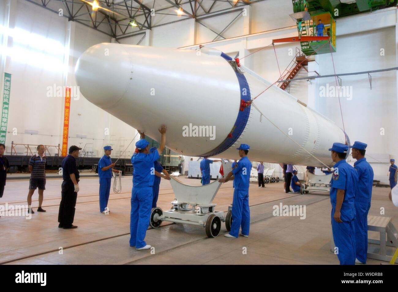 Chinesische Luftfahrtindustrie Wissenschaftler Entladen ein raketenantrieb der ein langer Marsch 2F (CZ-2F) Rakete während der Vorbereitung für die Shenzhou VII bemannten spaceflig Stockfoto
