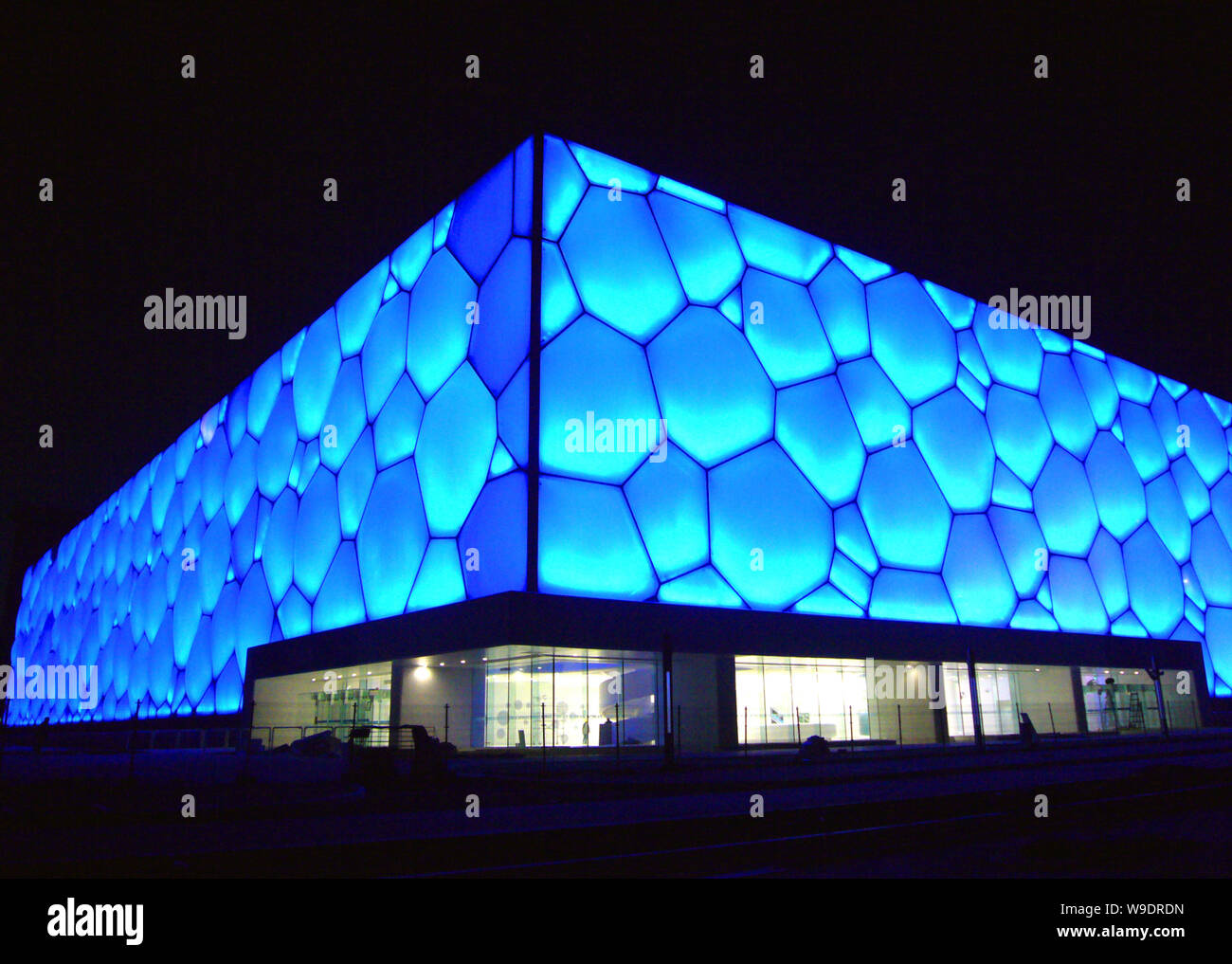 Nachtansicht der National Aquatics Centre, da das Wasser Würfel, einer der Austragungsorte der Olympischen Spiele 2008 in Peking, in Peking vom 23. Januar 2008 bekannt. Stockfoto