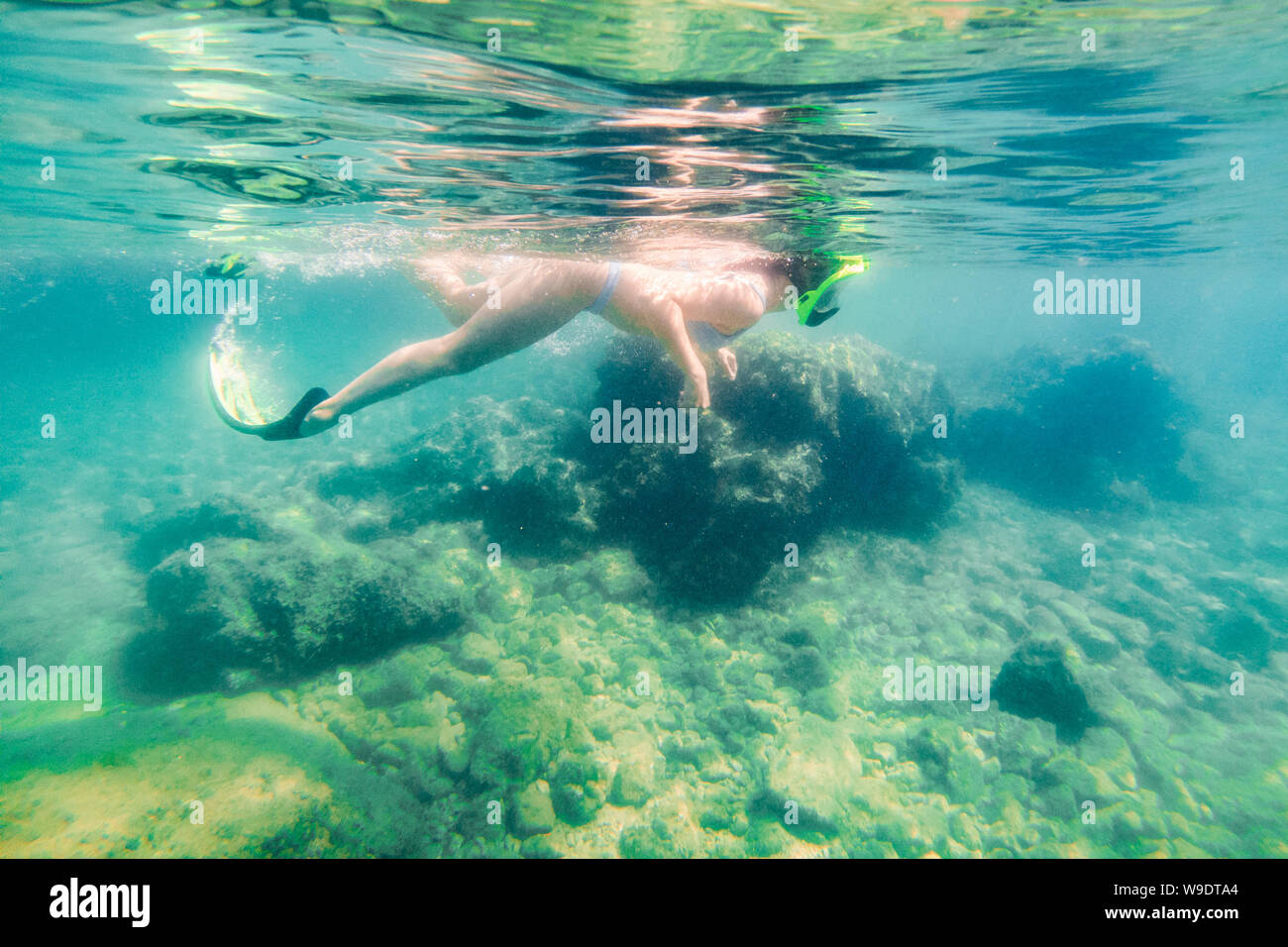 Frau mit Maske, Schnorchel und Flossen in die Sommerferien suchen. Stockfoto