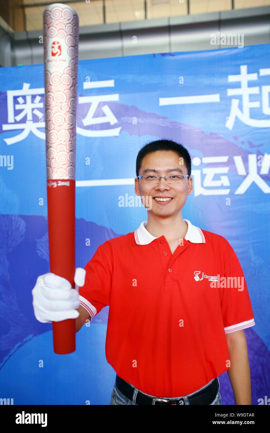Zhang Jun, dem Designer der Wolken der Versprechen, die offizielle Fackel der Olympischen Spiele 2008 in Peking, hält eine Fackel während einer Road Show in Wuhan City, s Stockfoto