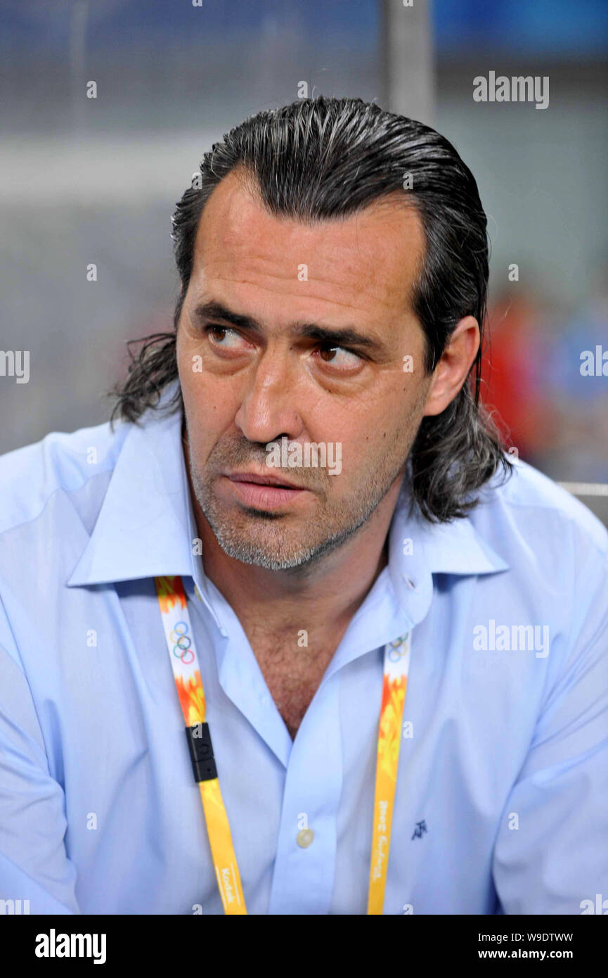 Argentinische Olympic mens Fußballmannschaft Cheftrainer Sergio Batista beobachtet bei einer Gruppe D Fußball Spiel der Olympischen Mens Fußball vorläufige gegen Côte d'Ivoire Stockfoto