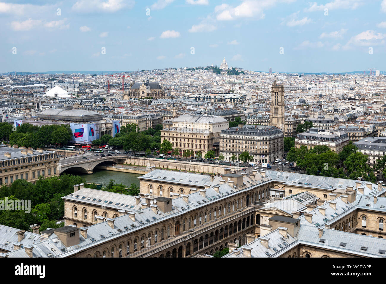 Luftaufnahme Blick nach Norden in Richtung Montmartre von der Aussichtsplattform auf der südlichen Turm der Kathedrale Notre-Dame, Île de la Cité, Paris, Frankreich Stockfoto