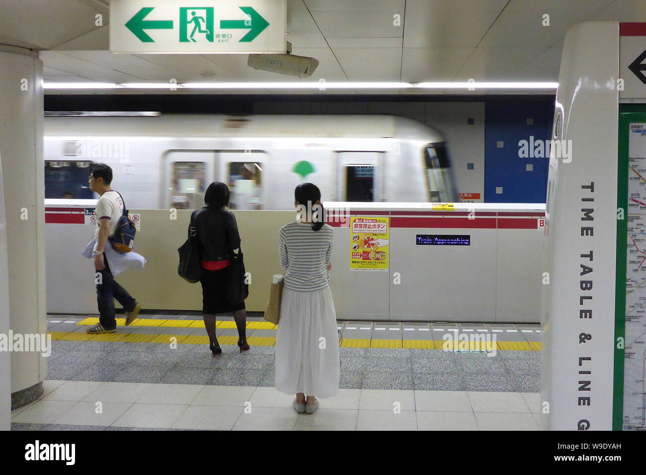 Tokio, Japan. 18 Mai, 2018. Fahrgäste stehen vor einer Nichtbeförderung Sicherheitssystem in der Tokioter U-Bahn, die die Bahn trennt sich von dem Titel bed und sichert damit es. Fällt in das gleisbett sind auf diese Weise nicht möglich. Gibt es ähnliche Systeme in rund 50 anderen Städten rund um die Welt, von denen einige in Betrieb seit den 90er Jahren - zum Beispiel in Moskau, London und Barcelona. Credit: Peter Gercke/dpa-Zentralbild/ZB/dpa/Alamy leben Nachrichten Stockfoto