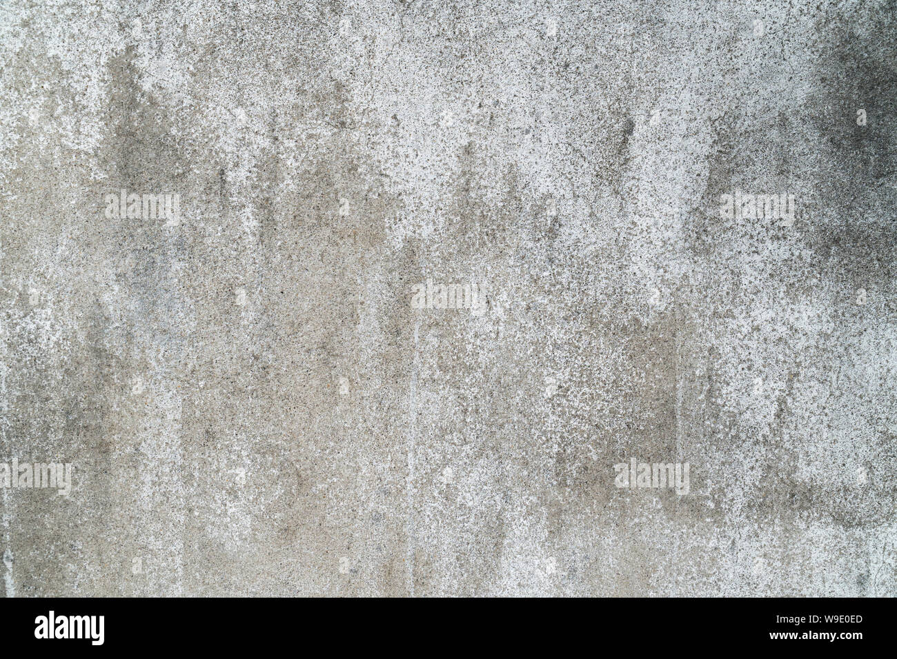 Closeup blasse Farbe und Schälen von Weiß lackiert Zement Wand Textur Hintergrund. Stockfoto
